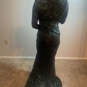 Green and black prom dress and its mermaid fit and thick material